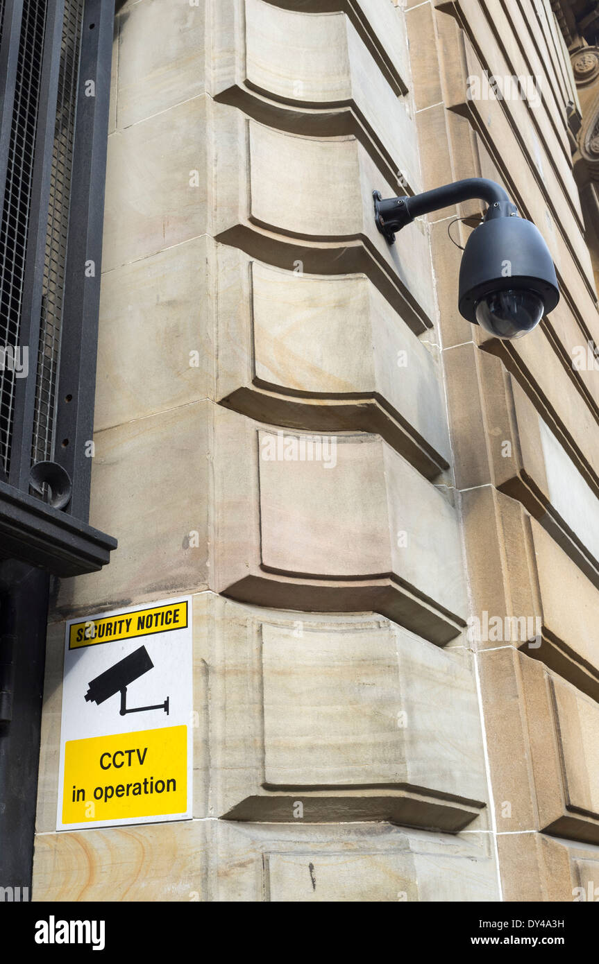 Caméra CCTV de sécurité et avertissement d'un mur extérieur d'un immeuble de bureaux, Glasgow, Écosse, Royaume-Uni Banque D'Images