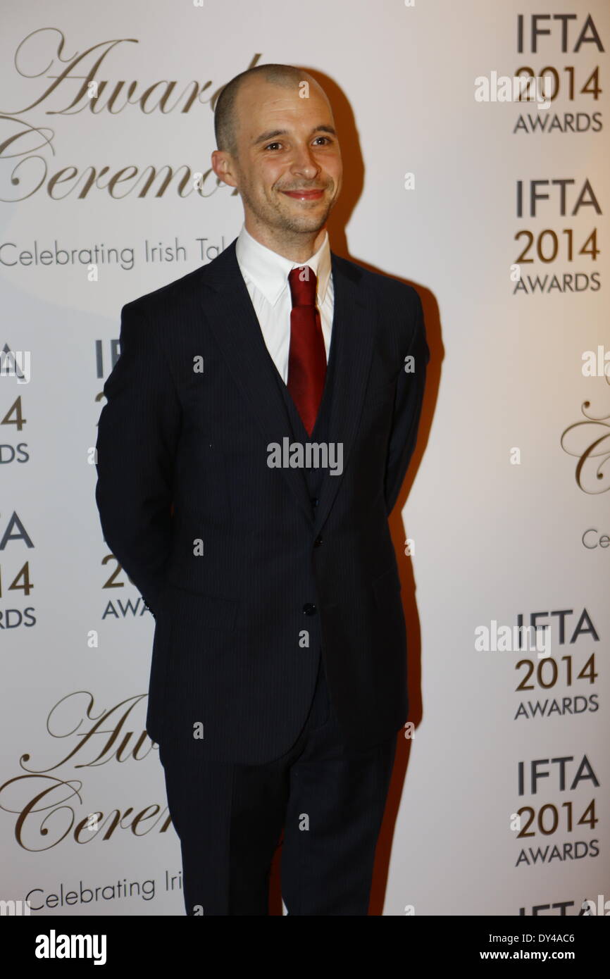 Acteur irlandais Tom Vaughan-Lawlor pose pour les caméras sur le tapis rouge. Il est nominé pour le "Meilleur acteur dans un rôle principal à la télévision' Award pour son rôle dans le crime irlandais 'Théâtre' amour/haine. La 11e Irish Film & Television Awards 2014 ont eu lieu à l'établissement DoubleTree by Hilton Hotel à Dublin. La cérémonie a été suivie par l'Irlandais et des célébrités internationales ainsi que le Président irlandais Michael D. Higgins qui ont reçu une contribution exceptionnelle d'Honneur. Crédit : Michael Debets/Alamy Live News Banque D'Images