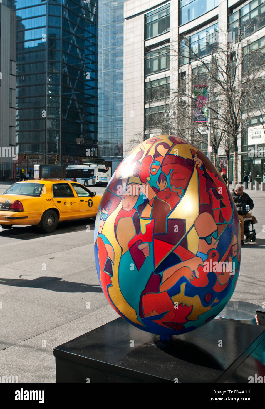 New York, NY - 6 Avril 1214 : 'Brooklyn Symphony' Egg, créé par l'artiste Kayti Didriksen, est affiché en dehors de la Time Warner Center dans le cadre de la grande chasse aux oeufs Fabergé en avril 1-17 (Egg # 103). Cet oeuf est un des quelque 275 créés par de célèbres designers et affichées tout au long de la ville de New York. Le public est invité à localiser les oeufs avec une application pour smartphone pour une chance de gagner des prix. Produit de la vente des œufs et autres produits aller à la charité. Banque D'Images