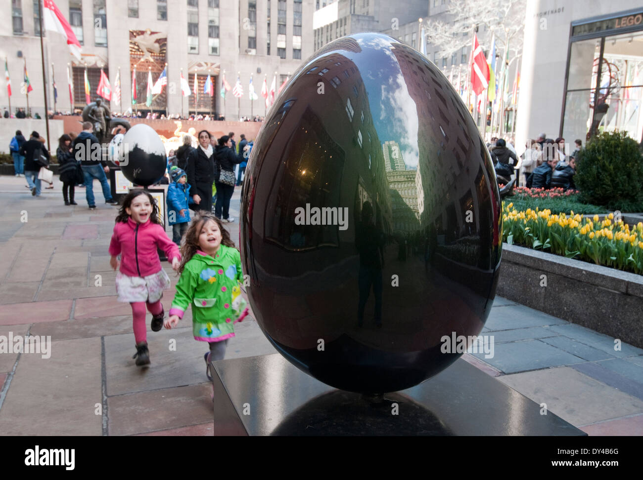 New York, NY - 5 Avril 1214 : Un œuf Fabergé, créé par l'artiste Eric Cahan, est affichée à Rockefeller Center dans le cadre de la grande chasse aux oeufs Fabergé en avril 1-17 (Egg # 79). Cet oeuf est un des quelque 275 créés par de célèbres designers et affichées tout au long de la ville de New York. Le public est invité à localiser les oeufs avec une application pour smartphone pour une chance de gagner des prix. Produit de la vente des œufs et autres produits aller à la charité. Banque D'Images