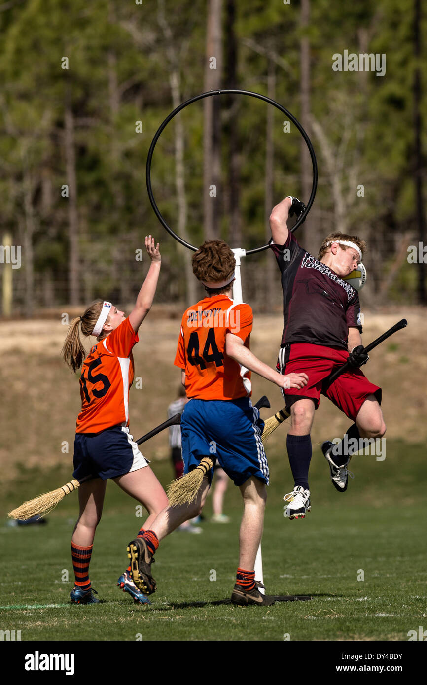 Action de jeu lors de la Coupe du Monde de Quidditch le 5 avril 2014 à Myrtle Beach, Caroline du Sud. Le sport, créé à partir de la romans Harry Potter est un sport de contact avec des éléments de rugby, basket-ball, et Dodgeball. Une équipe est composée de sept athlètes qui jouent avec des balais entre leurs jambes en tout temps. Banque D'Images