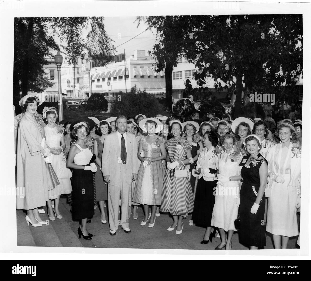 Cette image montre l'ancien Capitole du Mississippi vers 1915, lors de réparations ou de rénovations, donnant un aperçu de l'histoire architecturale de l'État et de l'importance de maintenir les monuments historiques. Banque D'Images