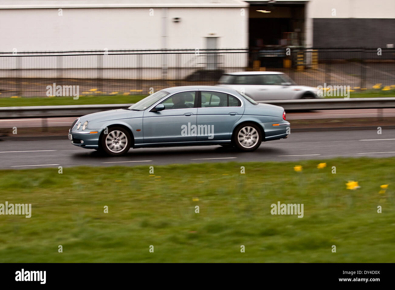 Défilement d'une Jaguar S-Type Sport Plus voiture roulant le long de la Kingsway West à deux voies, sur un jour de pluie dans la région de Dundee, Royaume-Uni Banque D'Images