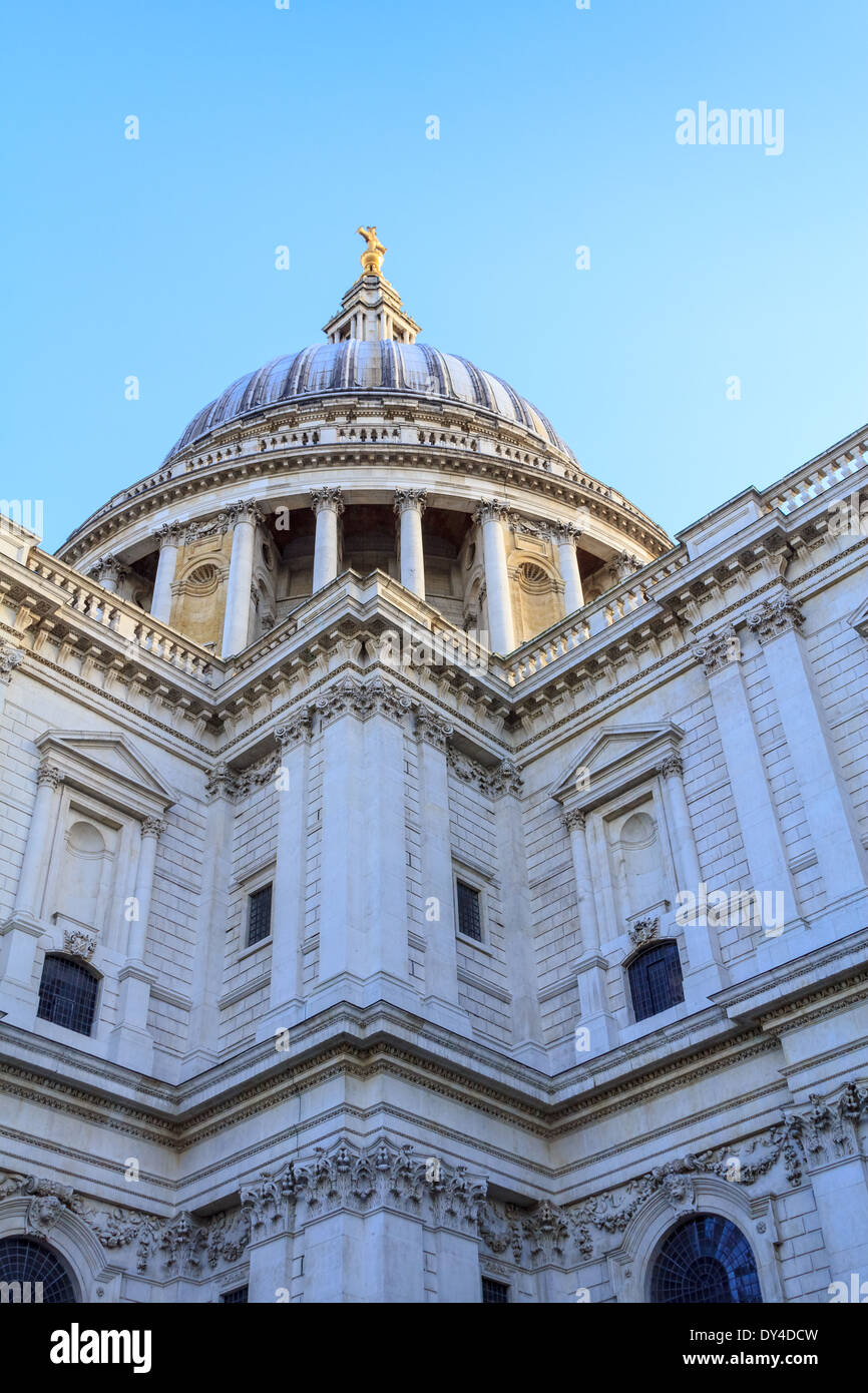 La coupole de la cathédrale Saint-Paul de Londres on blue sky Banque D'Images
