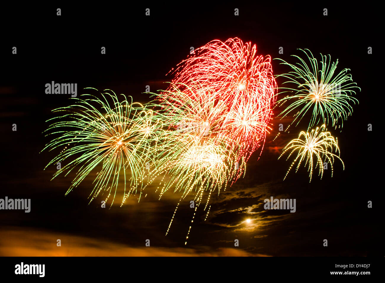 Des bouffées d'Artifice coloré avec la lune en arrière-plan Banque D'Images