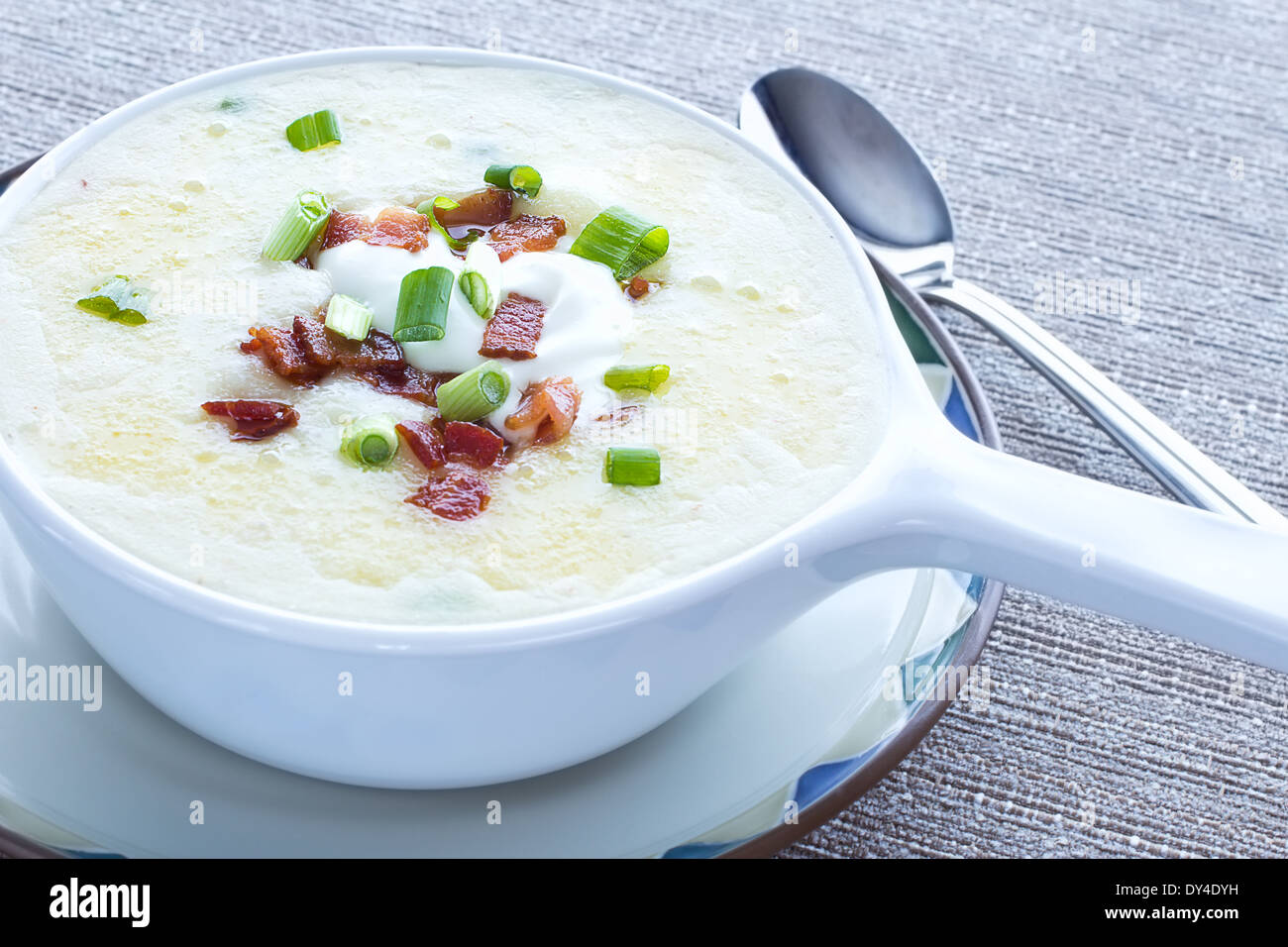 Sans gluten Sans Pommes de terre et bacon soupe avec les échalotes et la crème sure Banque D'Images