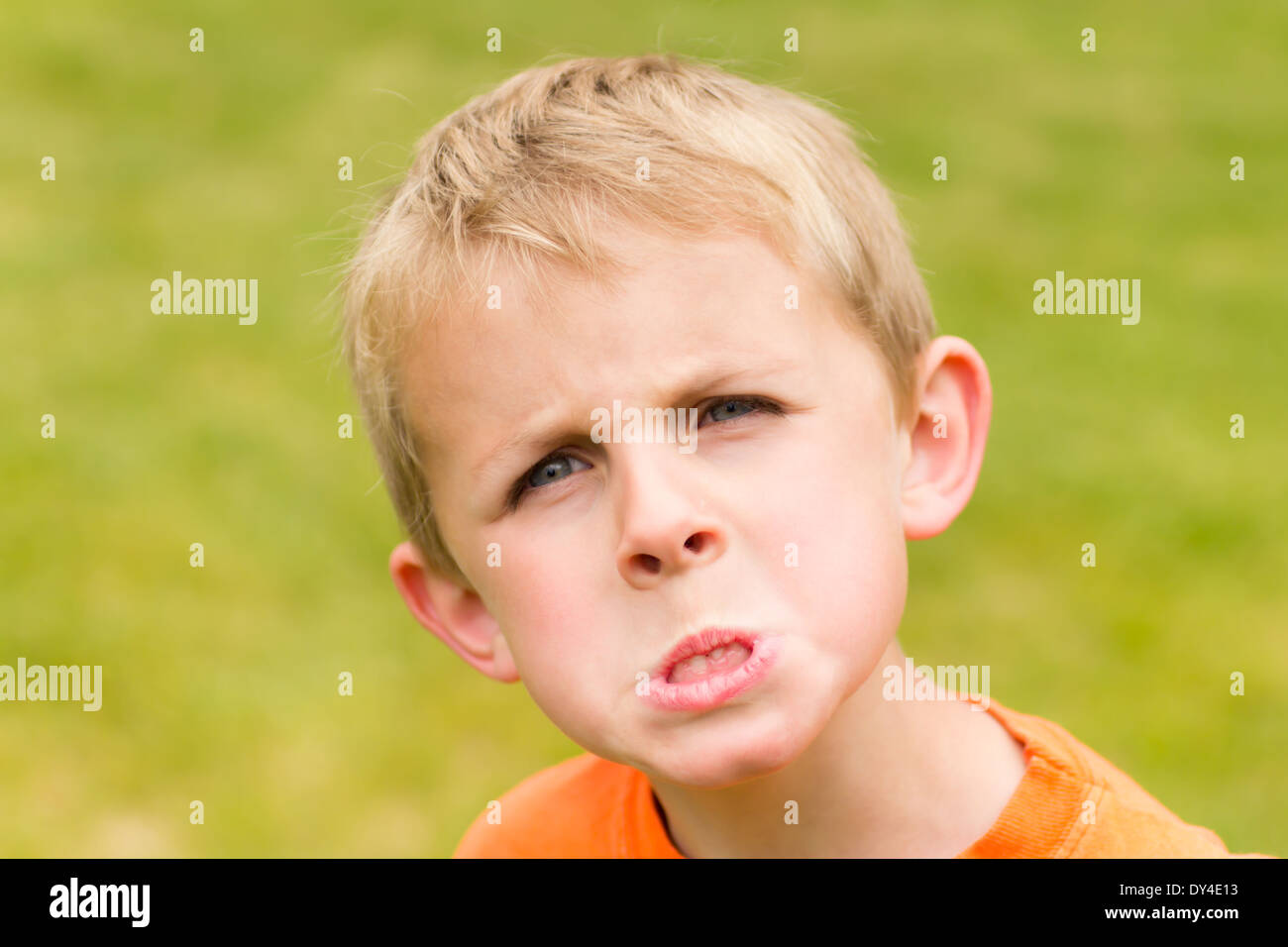 garçon ado adolescent enfant colère regard visage sérieux fixer Photos