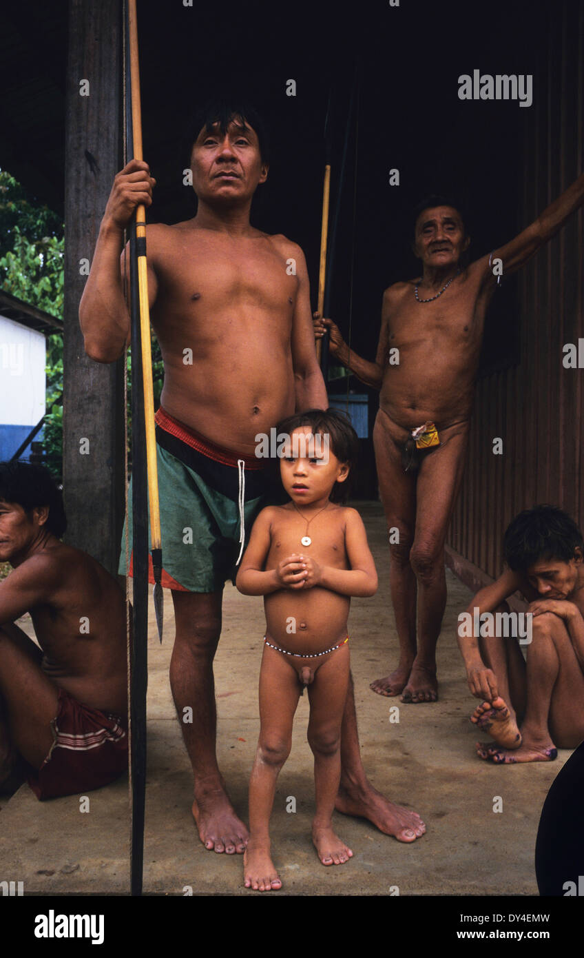Pères et fils, Indiens Yanomami dans Molaca logement communal, Roraima province, près de Boa Vista, au Brésil, Amazon Banque D'Images