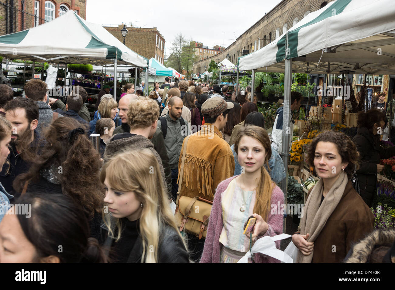 La foule à la Colombie road market Londres Banque D'Images