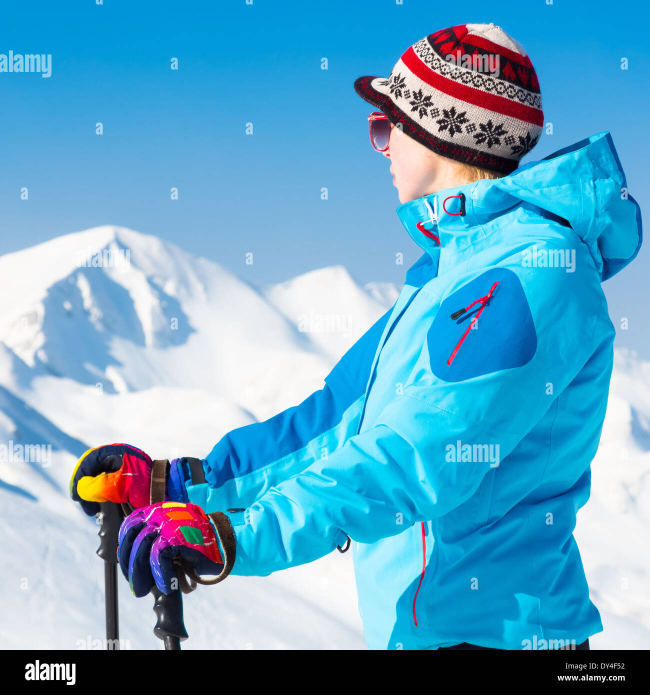 Femme skieur dans les Alpes, le parc naturel de Triglav, Vogel, la Slovénie. Banque D'Images