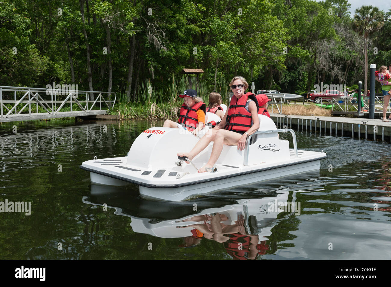 Les gens profiter d'une journée à Deleon Springs State Park en Floride avec une location de bateau à aubes. Banque D'Images