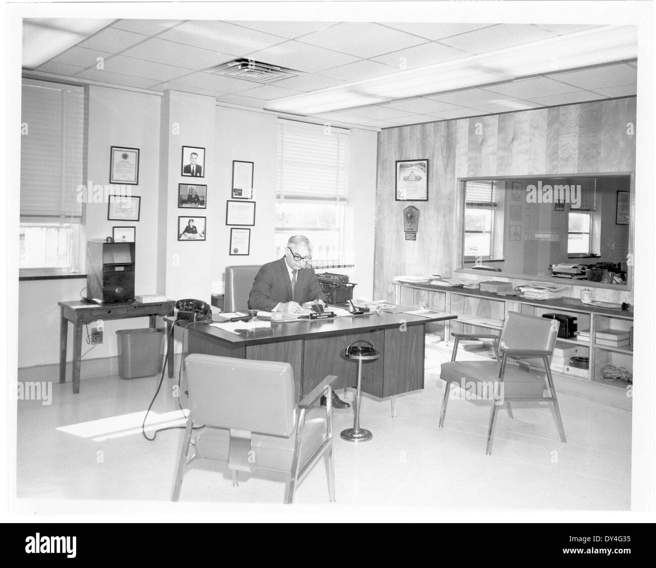 Cette image capture une journée bien remplie à Brookhaven, Mississippi, mettant en valeur les rues animées et la vie quotidienne dans la ville du début au milieu du XXe siècle. Banque D'Images