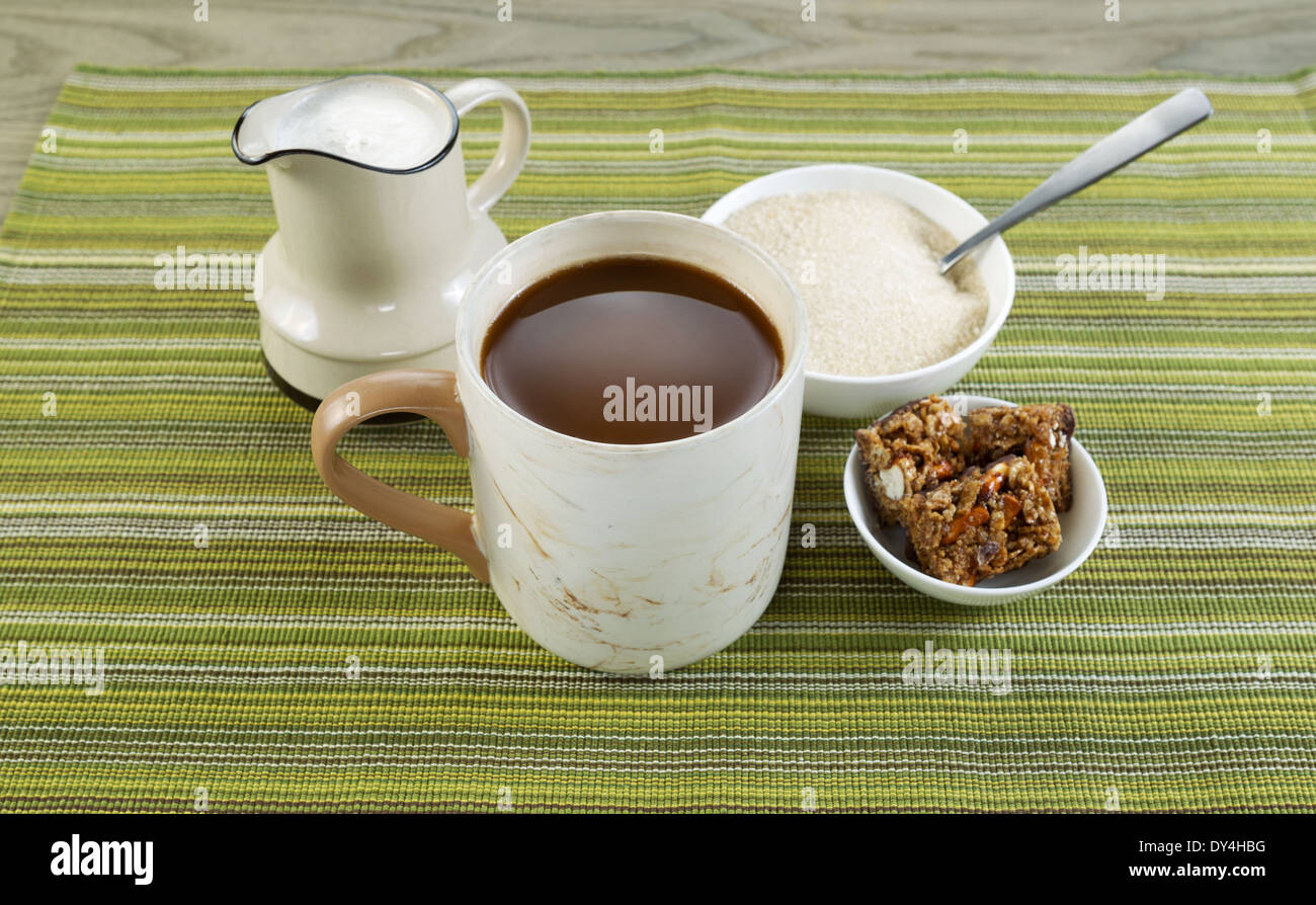 Horizontal Gros plan photo d'une pleine tasse de café avec du sucre et la cuillère dans le bol, des collations et de la crème en bec verseur Banque D'Images