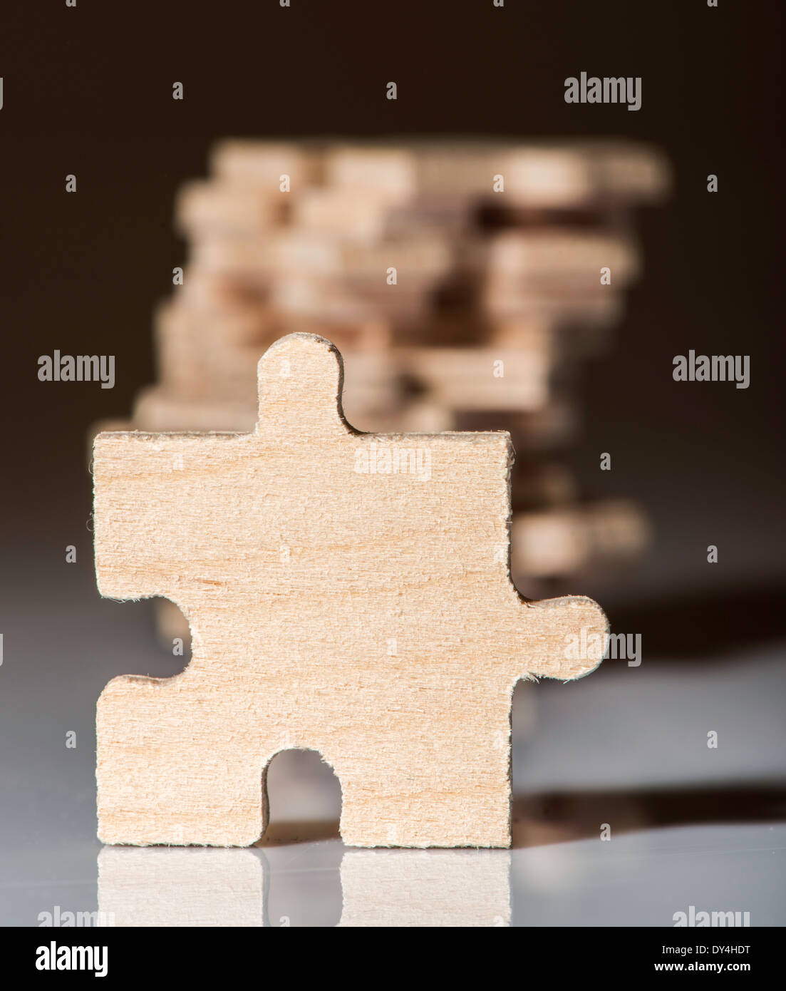 Puzzle en bois sur fond blanc. Pile de puzzle Banque D'Images