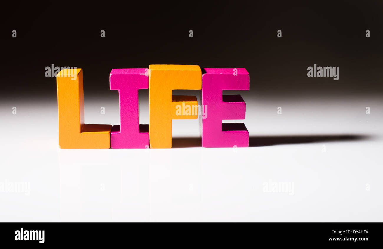 La vie texte multicolore faite de bois. Fond blanc Banque D'Images