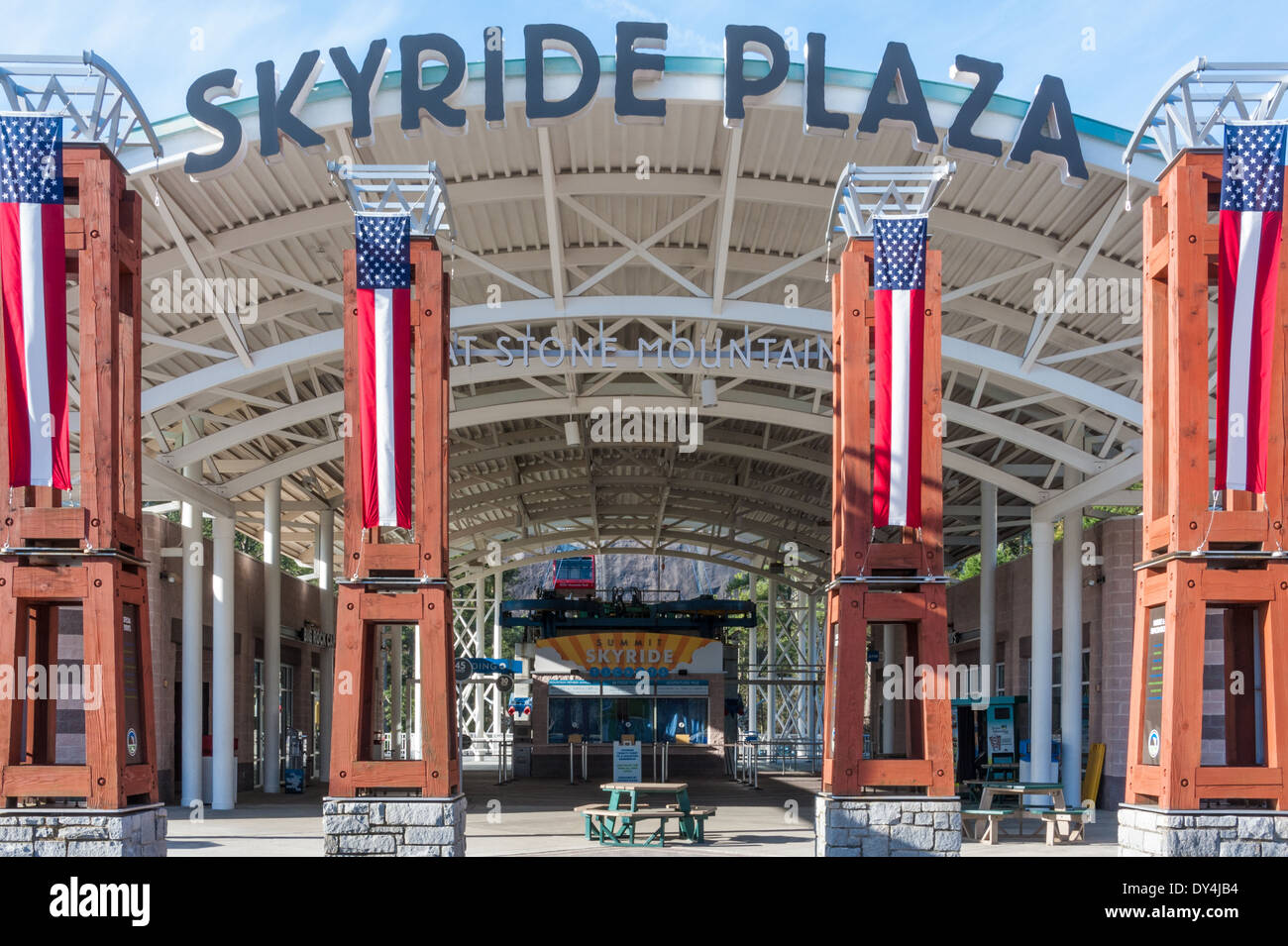 Skyride Plaza est le point de départ des promenades en téléphérique au sommet de Stone Mountain à Stone Mountain Park à Atlanta, GA. Banque D'Images