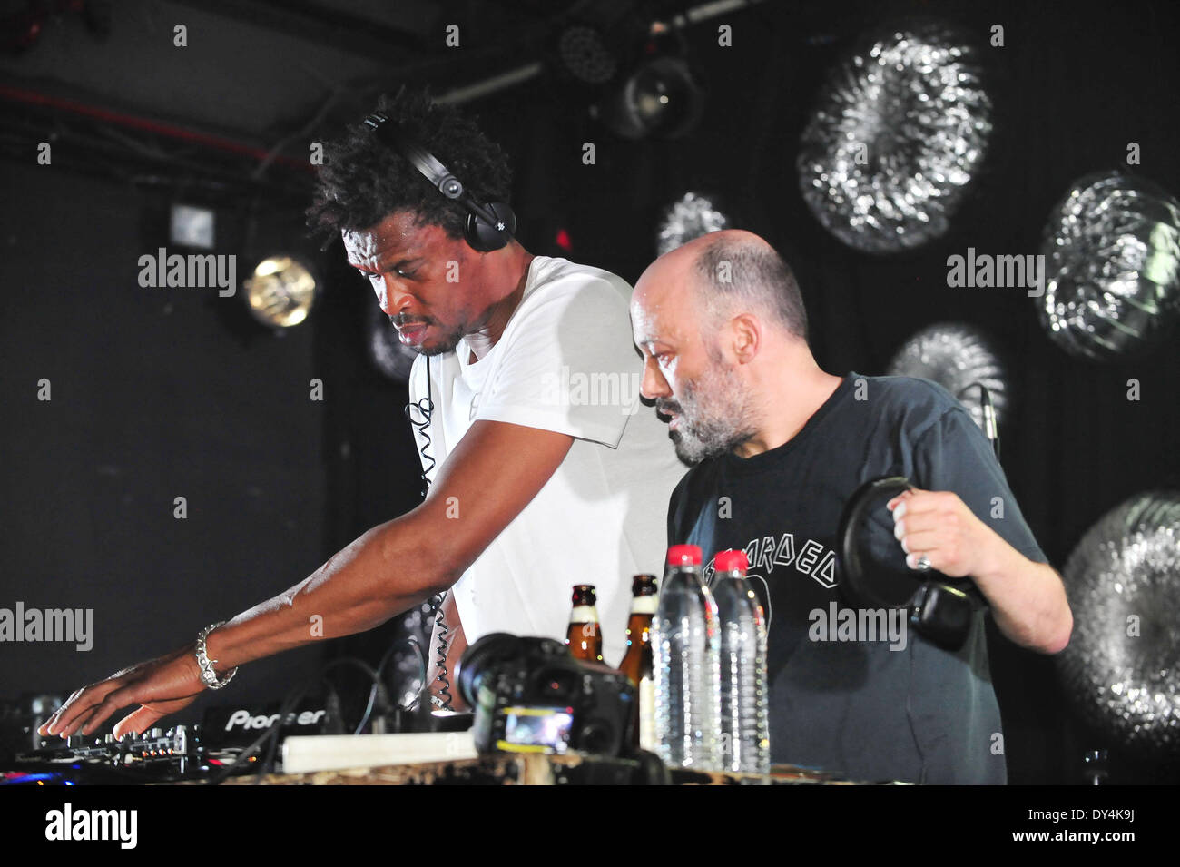 Beijing, Chine. 6ème apr 2014. Des musiciens britanniques Daddy G (L) et Howie B effectuer dans le "son de la musique d' Festival à Beijing, capitale de la Chine, le 6 avril 2014. Un total de 55 groupes de musiciens de 15 pays et régions effectuée dans le festival du 3 au 6. © Xiao Xiao/Xinhua/Alamy Live News Banque D'Images