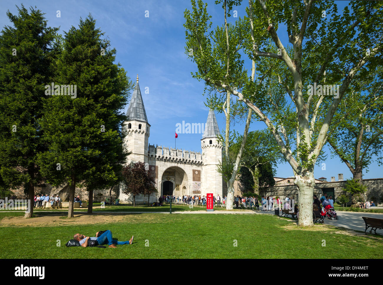 Istanbul, Palais de Topkapi, les gens sur le jardin de la porte de salutation Banque D'Images