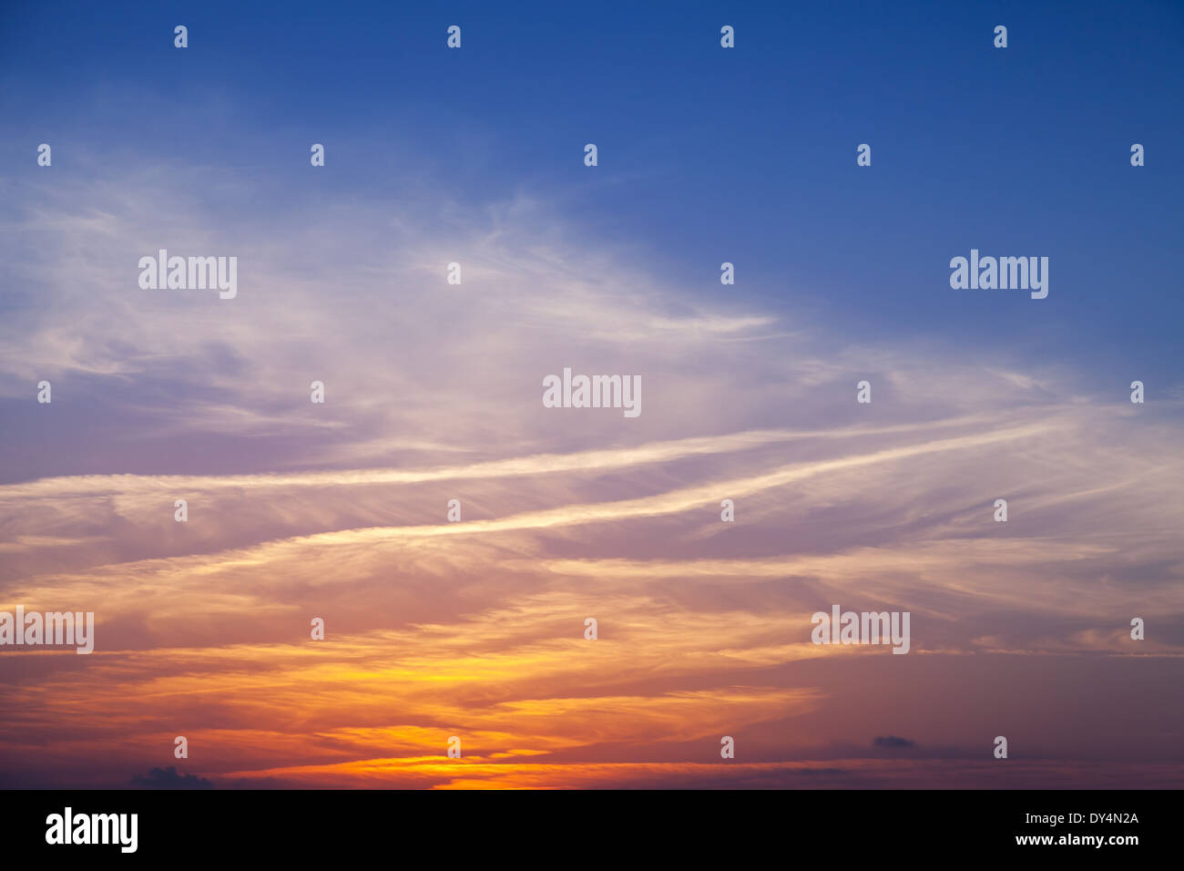 Arrière-plan de la photo aux couleurs ciel nuageux au coucher du soleil Banque D'Images