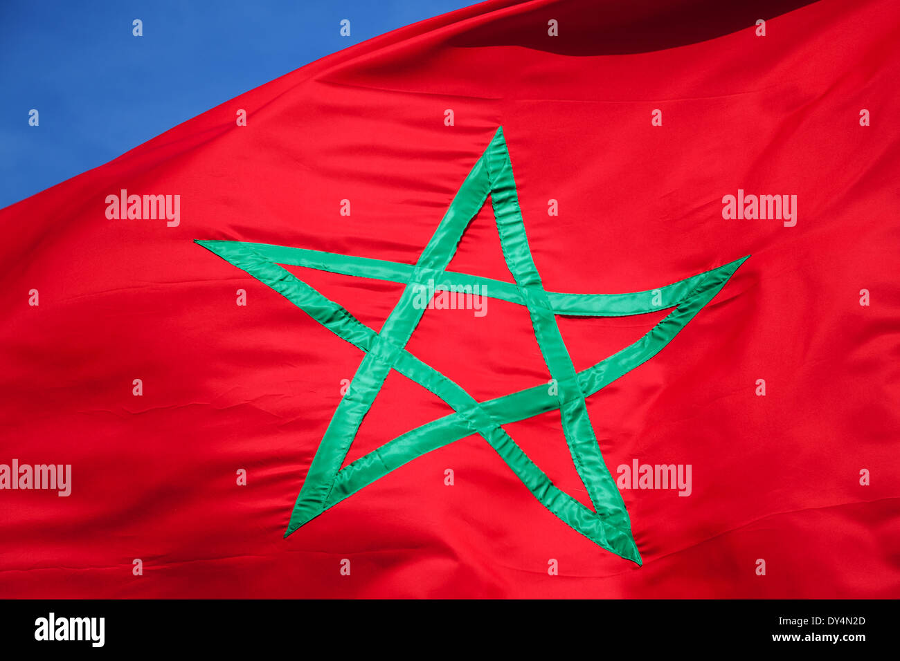 Drapeau national du Maroc au-dessus de ciel bleu Banque D'Images