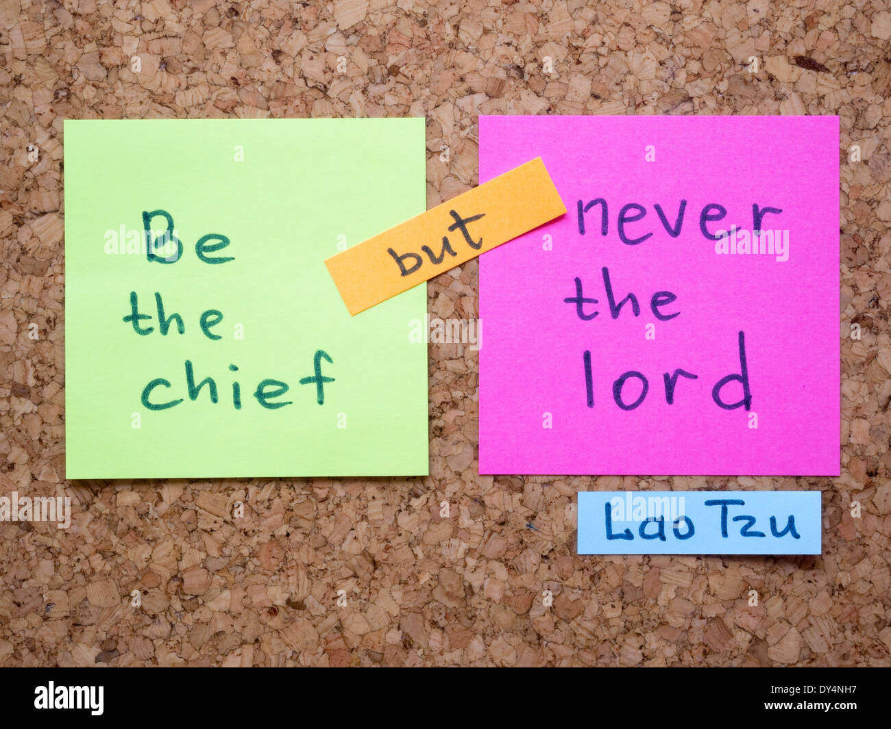 Célèbre citation de Lao-tseu avec interprétation notes autocollant sur le panneau de liège Banque D'Images