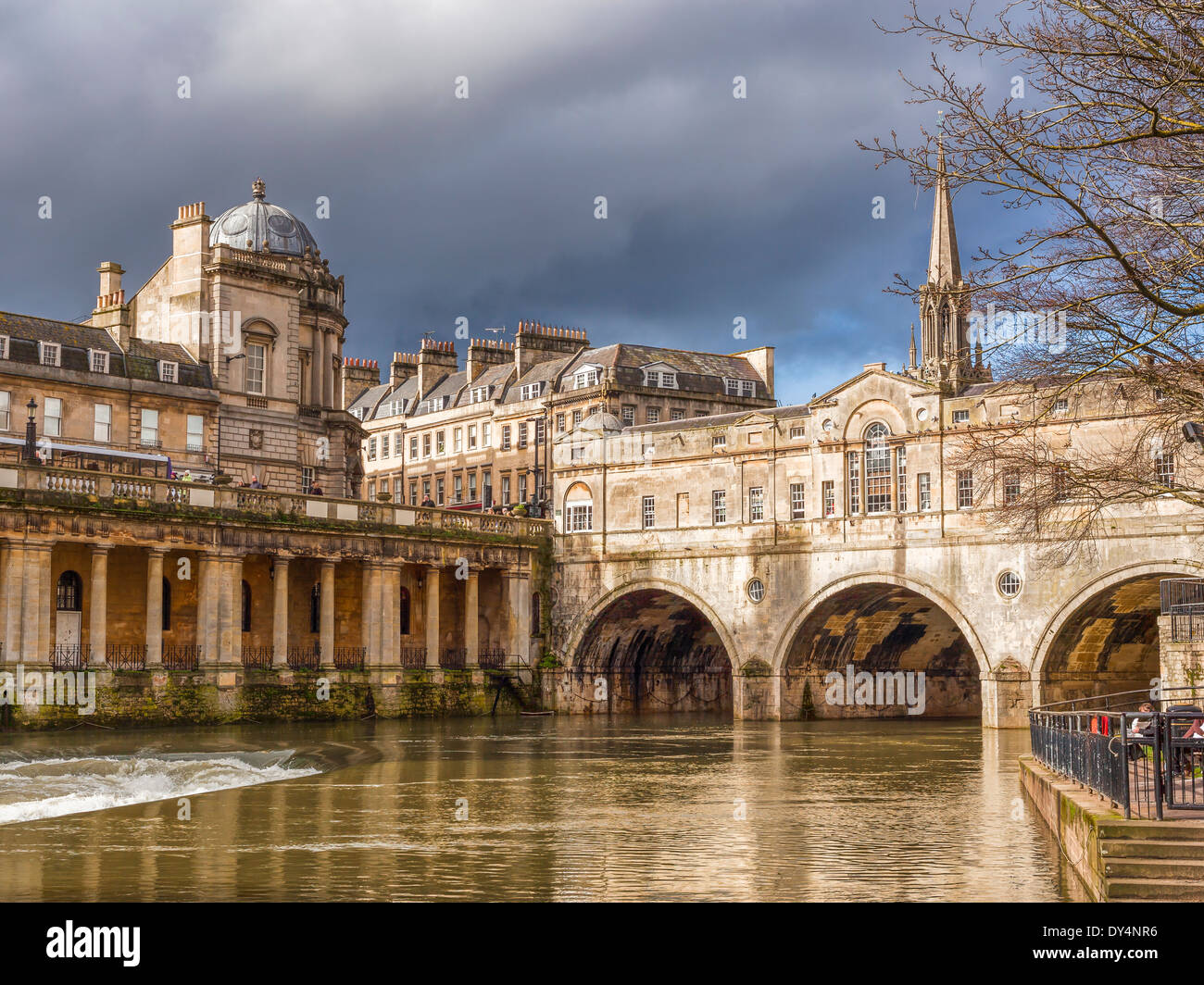 Achevé en 1774 conçu par Robert Adam dans un style palladien, Pulteney Bridge traverse la rivière Avon à Bath Angleterre Angleterre Europe Banque D'Images