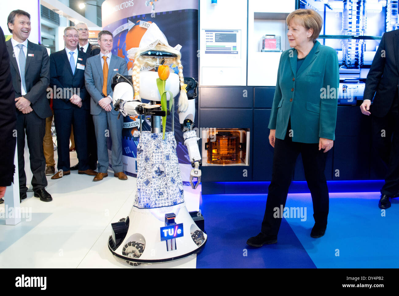 Hanovre, Allemagne. 07Th avr, 2014. La chancelière allemande, Angela Merkel, se dresse à côté du robot humanoïde 'Frau Antje" de l'Université technique d'Eindhoven, au stand 'Holland' High Tech au cours de sa visite de la Foire de Hanovre 2014 à Hanovre, Allemagne, 07 avril 2014. L'industrie a lieu du 07 avril au 11 avril 2014. Cette année, le pays partenaire est aux Pays-Bas. Photo : JULIAN STRATENSCHULTE/dpa/Alamy Live News Banque D'Images