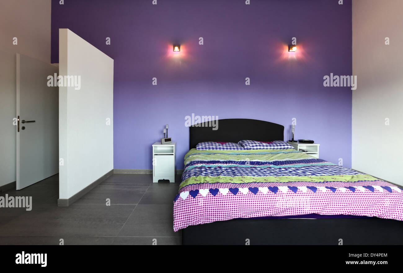 Design d'intérieur chambre à coucher moderne violet : Banque D'Images