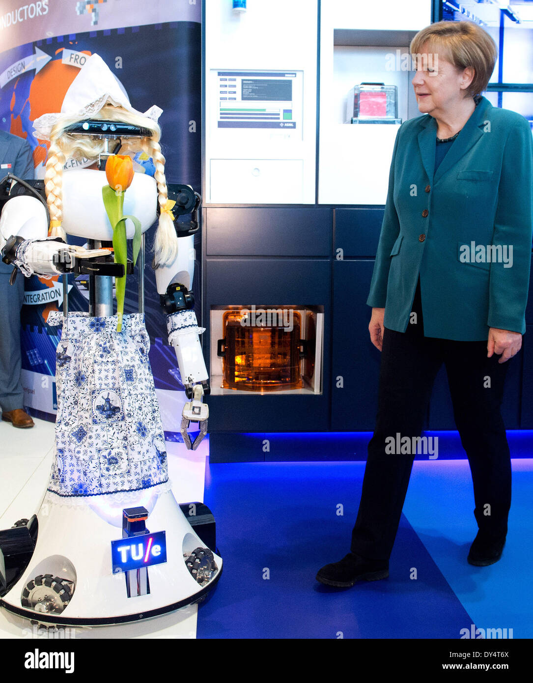 Hanovre, Allemagne. 07Th avr, 2014. La chancelière allemande, Angela Merkel, se dresse à côté du robot humanoïde 'Frau Antje" de l'Université technique d'Eindhoven, au stand 'Holland' High Tech au cours de sa visite de la Foire de Hanovre 2014 à Hanovre, Allemagne, 07 avril 2014. L'industrie a lieu du 07 avril au 11 avril 2014. Cette année, le pays partenaire est aux Pays-Bas. Photo : JULIAN STRATENSCHULTE/dpa () prévisualisée/dpa/Alamy Live News Banque D'Images