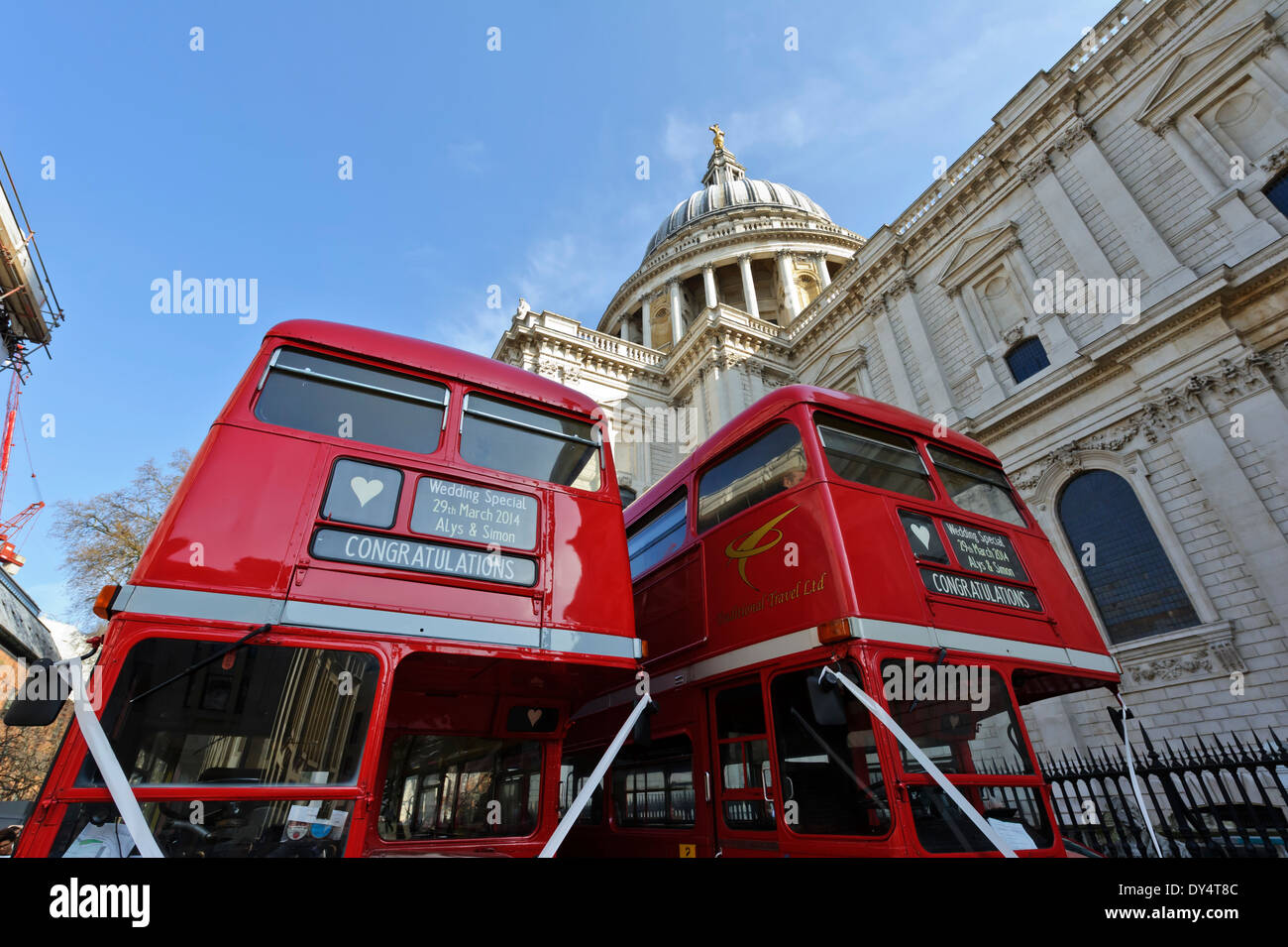 Deux bus loués rouge iconique pour stationné à l'extérieur de la Cathédrale St Paul, à Londres, en Angleterre. Banque D'Images