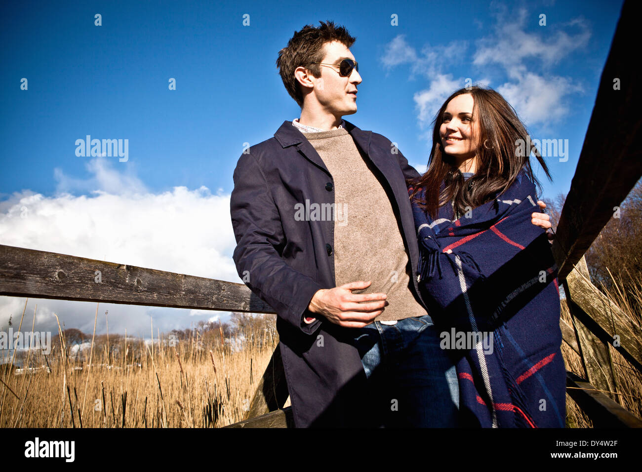 Romantic couple strolling on footbridge Banque D'Images