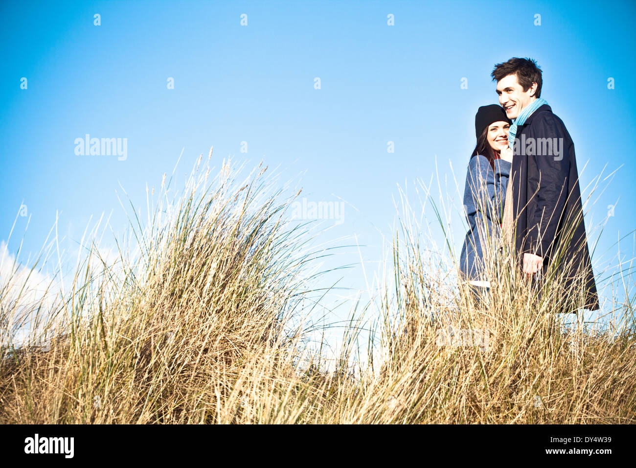 Couple standing in sand dunes, Bournemouth, Dorset, UK Banque D'Images
