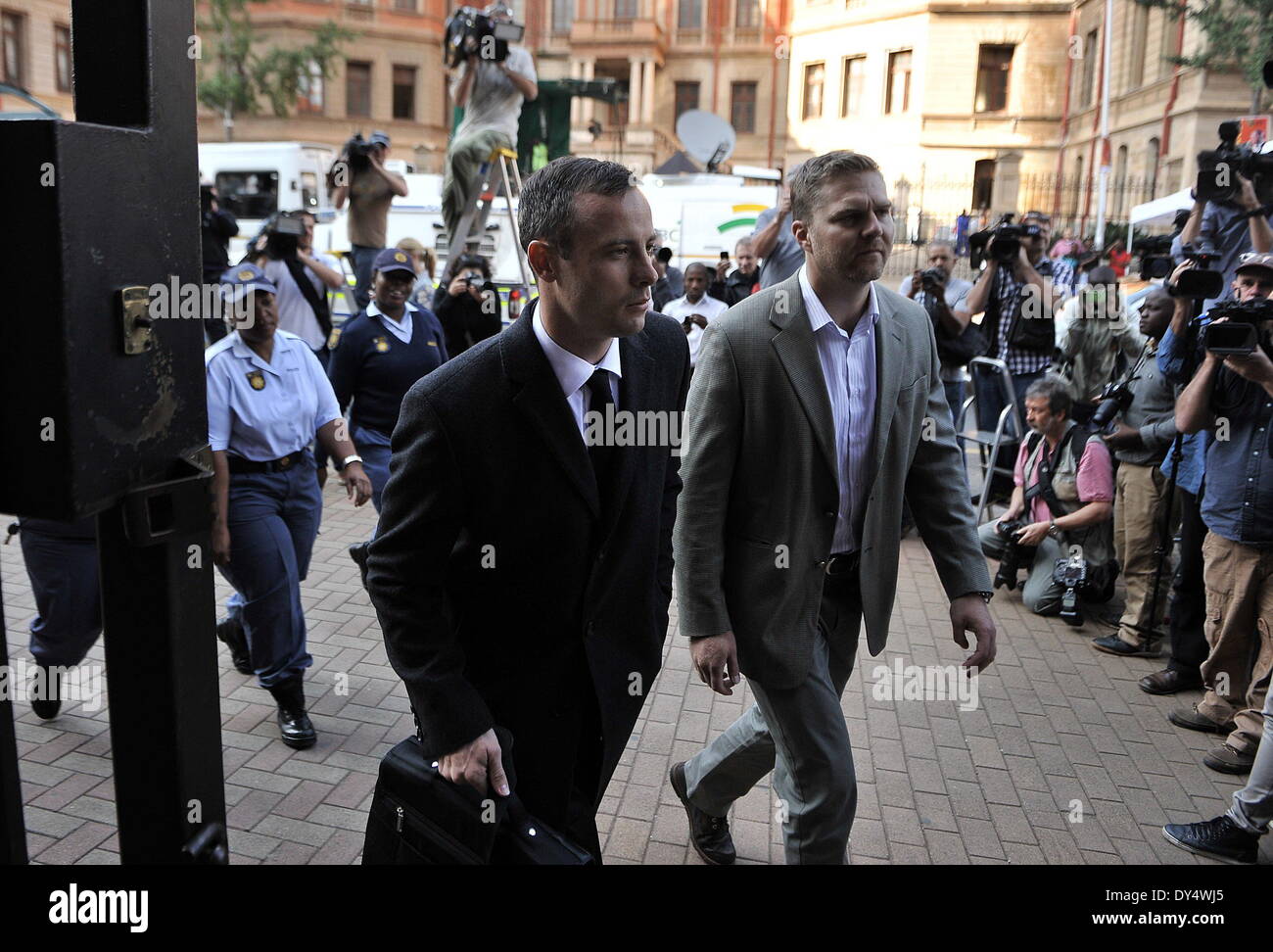 Pretoria, Afrique du Sud. Apr 7, 2014. Athlète paralympique sud-africain Oscar Pistorius (L), accusé de meurtre de sa petite amie Reeva Steenkamp, promenades à Pretoria, Gauteng Nord Haute Cour de Pretoria, Afrique du Sud, le 7 avril 2014. Credit : Philly/Xinhua/Alamy Live News Banque D'Images