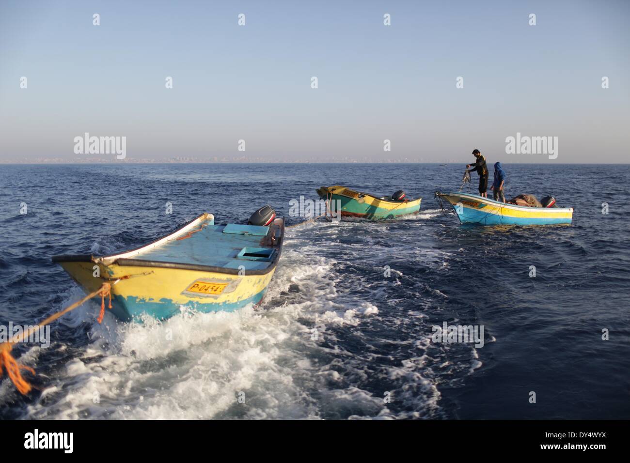 La bande de Gaza. 6ème apr 2014. Poisson Les pêcheurs palestiniens dans la mer de Gaza, le 6 avril 2014. La zone de pêche de Gaza est à l'origine jusqu'à 20 milles marins au large des côtes, en fonction de l'accord de paix d'Oslo de 1993. Lorsque le deuxième soulèvement palestinien a éclaté en 2000, Israël a commencé l'application de réduction progressive de la zone de pêche. Lorsque le Hamas a pris en charge la bande de Gaza par la force en 2007, la zone de pêche a été mis à 3 milles des côtes, et en novembre dernier, Israël a permis aux pêcheurs de faire fonctionner à moins de 6 milles. © Wissam Nassar/Xinhua/Alamy Live News Banque D'Images