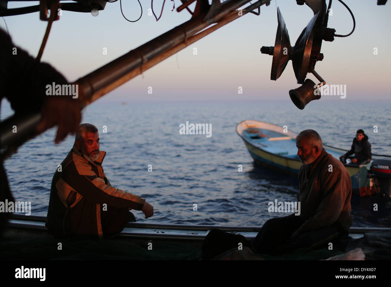 La bande de Gaza. 6ème apr 2014. Poisson Les pêcheurs palestiniens dans la mer de Gaza, le 6 avril 2014. La zone de pêche de Gaza est à l'origine jusqu'à 20 milles marins au large des côtes, en fonction de l'accord de paix d'Oslo de 1993. Lorsque le deuxième soulèvement palestinien a éclaté en 2000, Israël a commencé l'application de réduction progressive de la zone de pêche. Lorsque le Hamas a pris en charge la bande de Gaza par la force en 2007, la zone de pêche a été mis à 3 milles des côtes, et en novembre dernier, Israël a permis aux pêcheurs de faire fonctionner à moins de 6 milles. © Wissam Nassar/Xinhua/Alamy Live News Banque D'Images