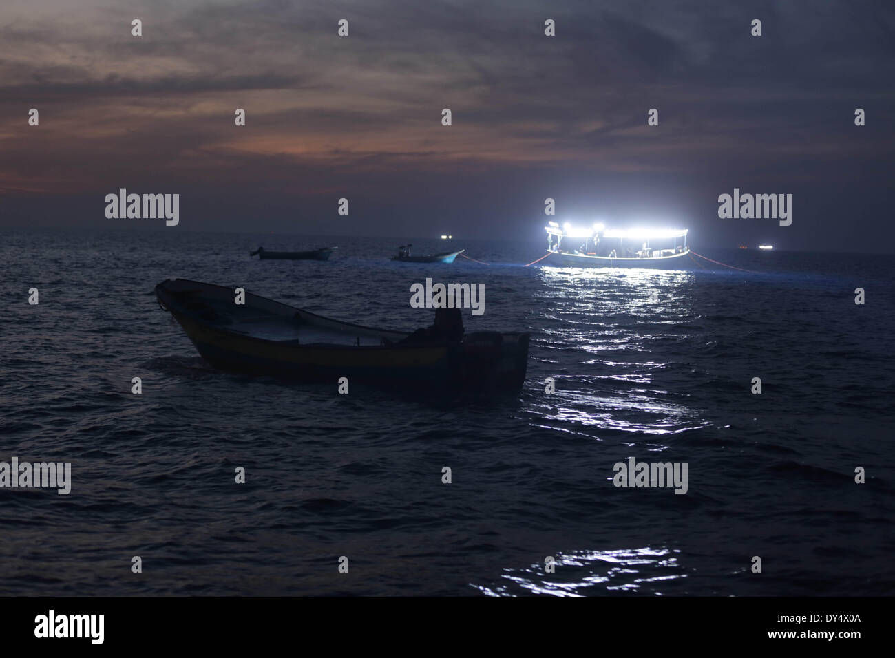 La bande de Gaza. 6ème apr 2014. Poisson Les pêcheurs palestiniens dans la mer de Gaza, le 6 avril 2014. La zone de pêche de Gaza est à l'origine jusqu'à 20 milles marins au large des côtes, en fonction de l'accord de paix d'Oslo de 1993. Lorsque le deuxième soulèvement palestinien a éclaté en 2000, Israël a commencé l'application de réduction progressive de la zone de pêche. Lorsque le Hamas a pris en charge la bande de Gaza par la force en 2007, la zone de pêche a été mis à 3 milles des côtes, et en novembre dernier, Israël a permis aux pêcheurs de faire fonctionner à moins de 6 milles. © Wissam Nassar/Xinhua/Alamy Live News Banque D'Images