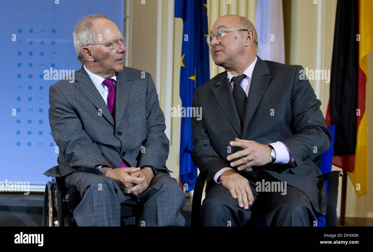 Berlin, Allemagne. 07Th avr, 2014. Le ministre allemand des Finances, Wolfgang Schaeuble (L) et son homologue français Michel Sapin donner une conférence de presse commune à Berlin, Allemagne, 07 avril 2014. Photo : Bernd VON JUTRCZENKA/dpa/Alamy Live News Banque D'Images