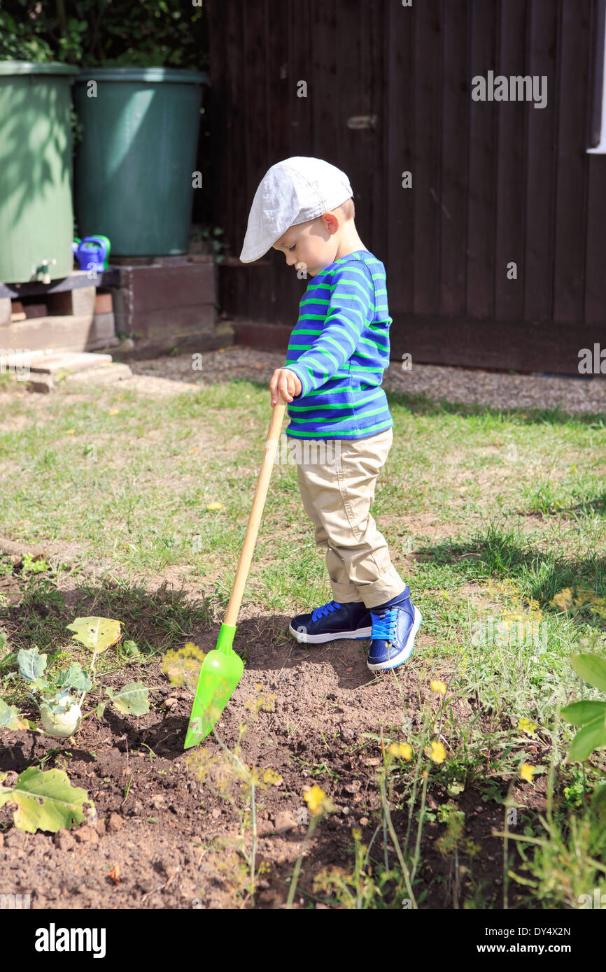 Petit garçon travaillant dans le jardin Banque D'Images