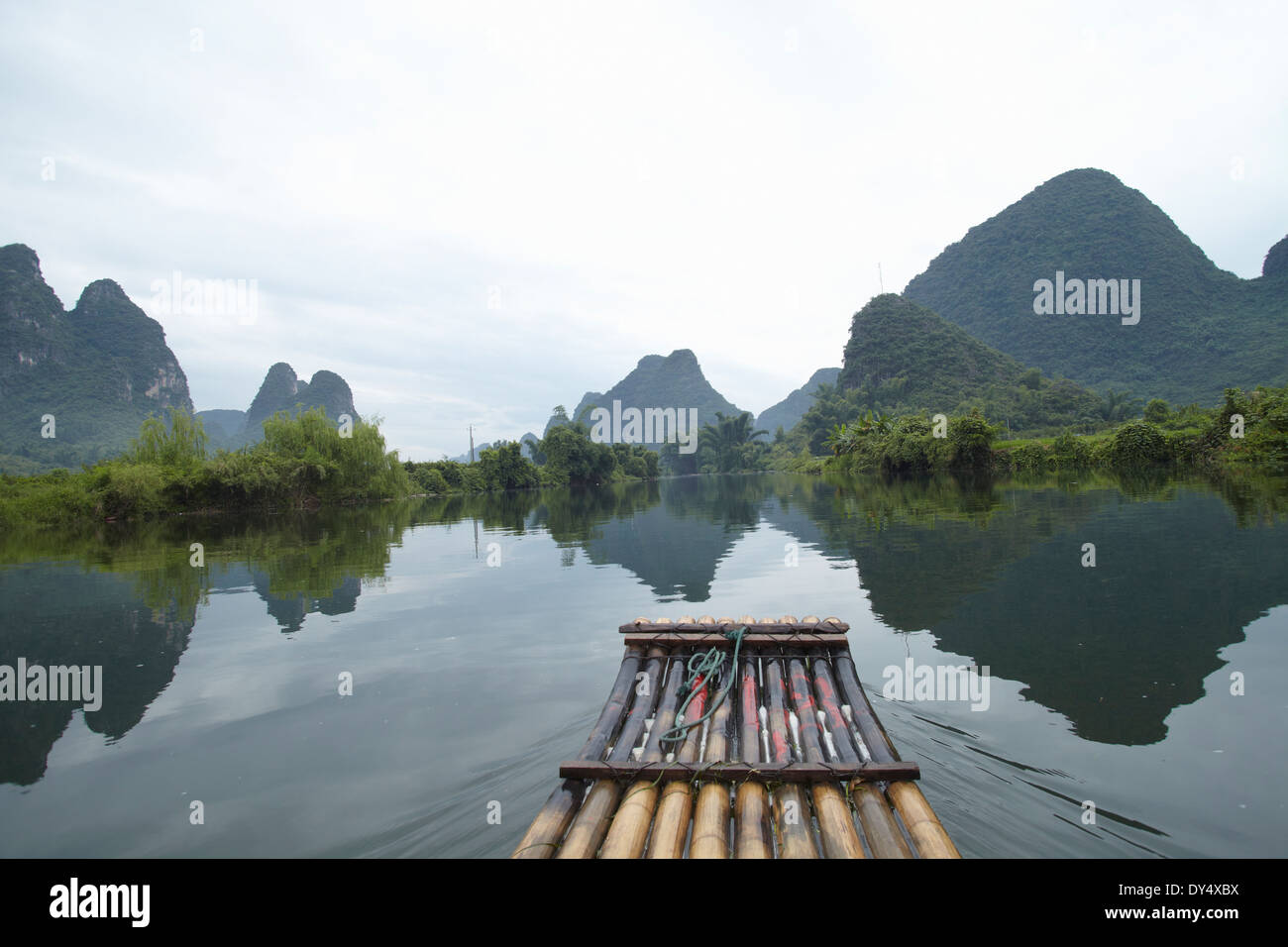Bamboo rafting, Yangshuo, Chine Banque D'Images