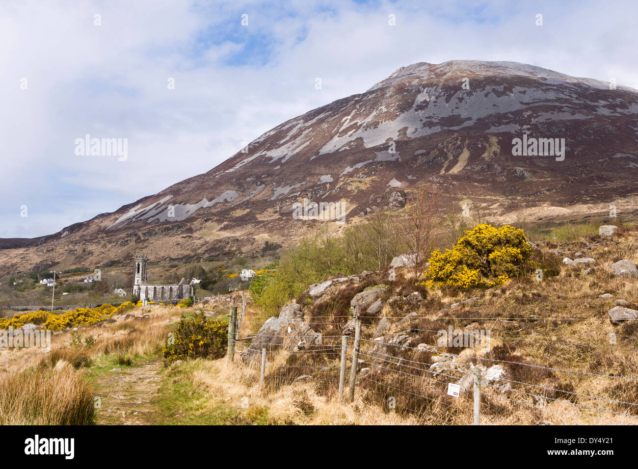 L'Irlande, Co Donegal, Dunlewey, abandonné le Glenveagh Estate Église protestante ci-dessous Mt Errigal Banque D'Images