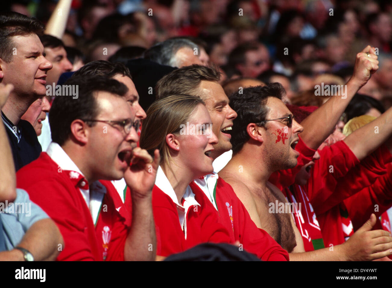 Fans de Rugby gallois soutenir leur équipe dans le Millennium Stadium Banque D'Images