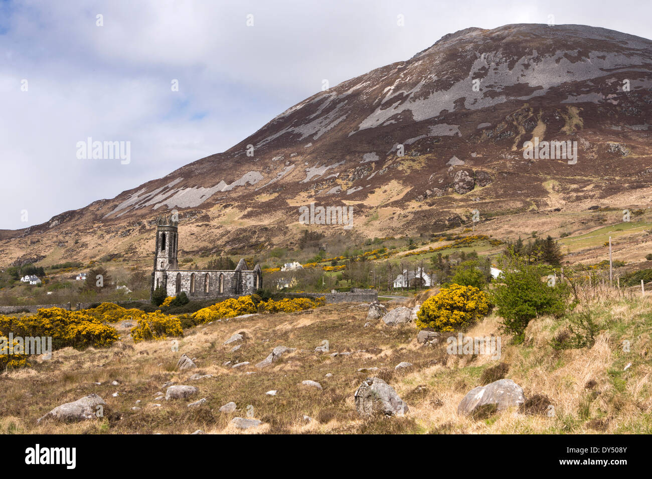 L'Irlande, Co Donegal, Dunlewey, abandonné le Glenveagh Estate Église protestante ci-dessous Mt Errigal Banque D'Images