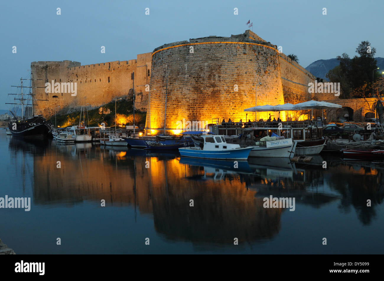 Kyrinia et château éclairé la nuit du port de Chypre du Nord Banque D'Images