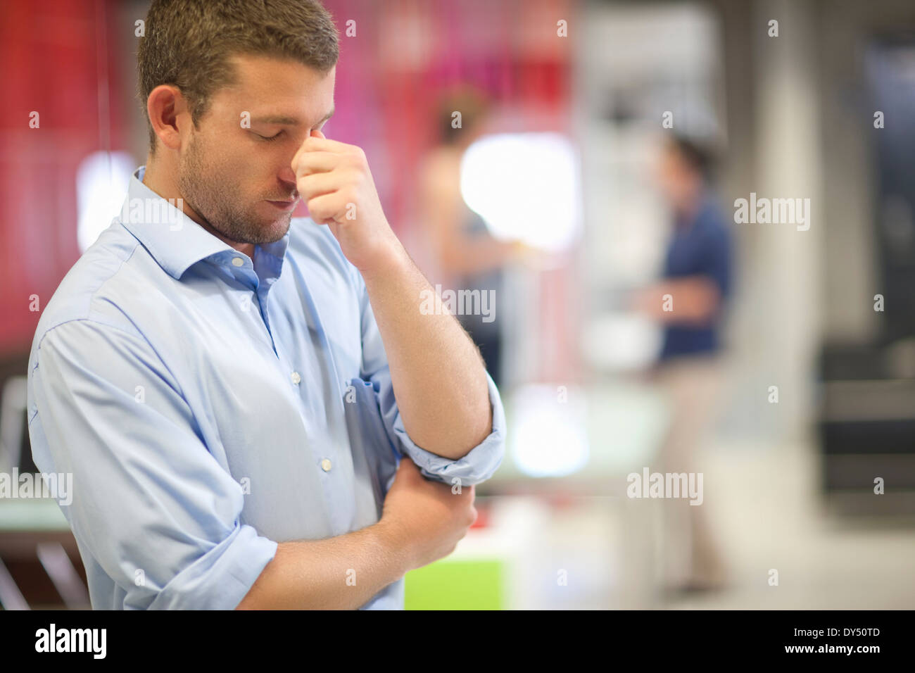 Jeune homme d'affaires à souligné in office Banque D'Images