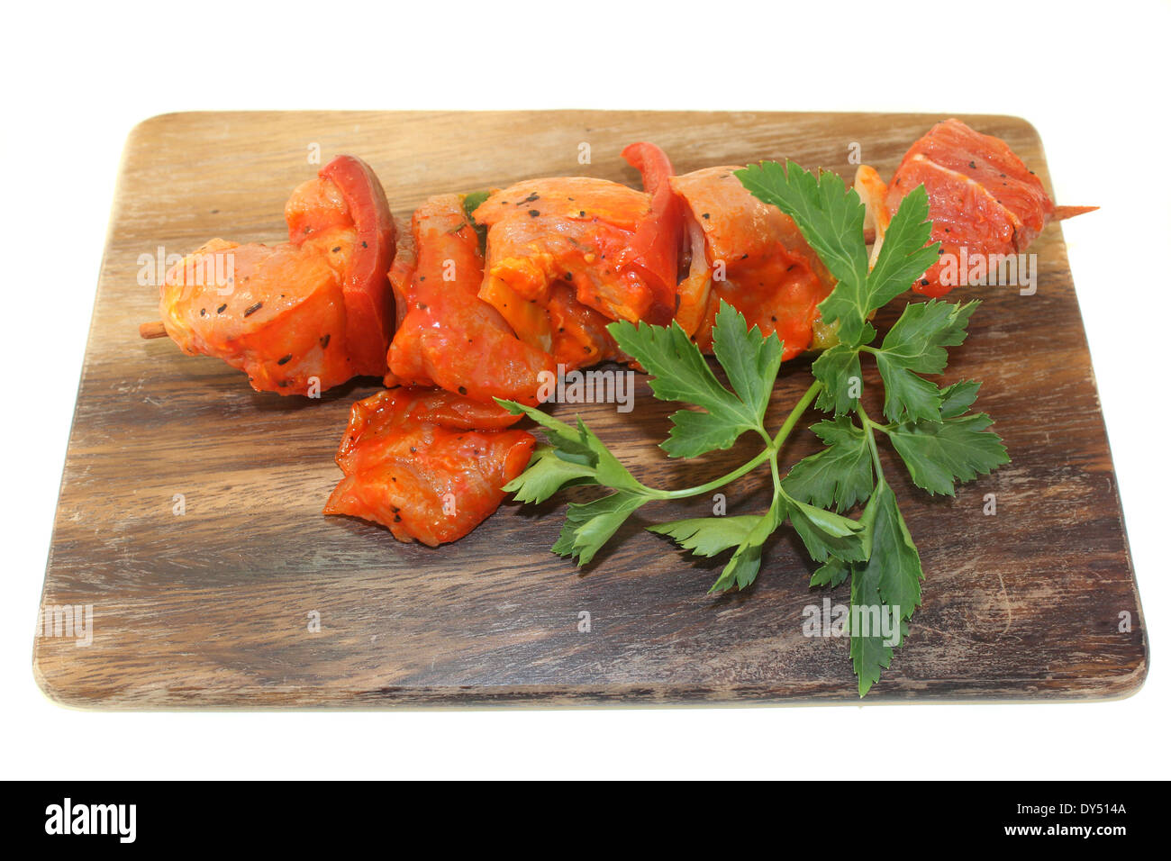 Crus, marinés brochette de viande in front of white background Banque D'Images