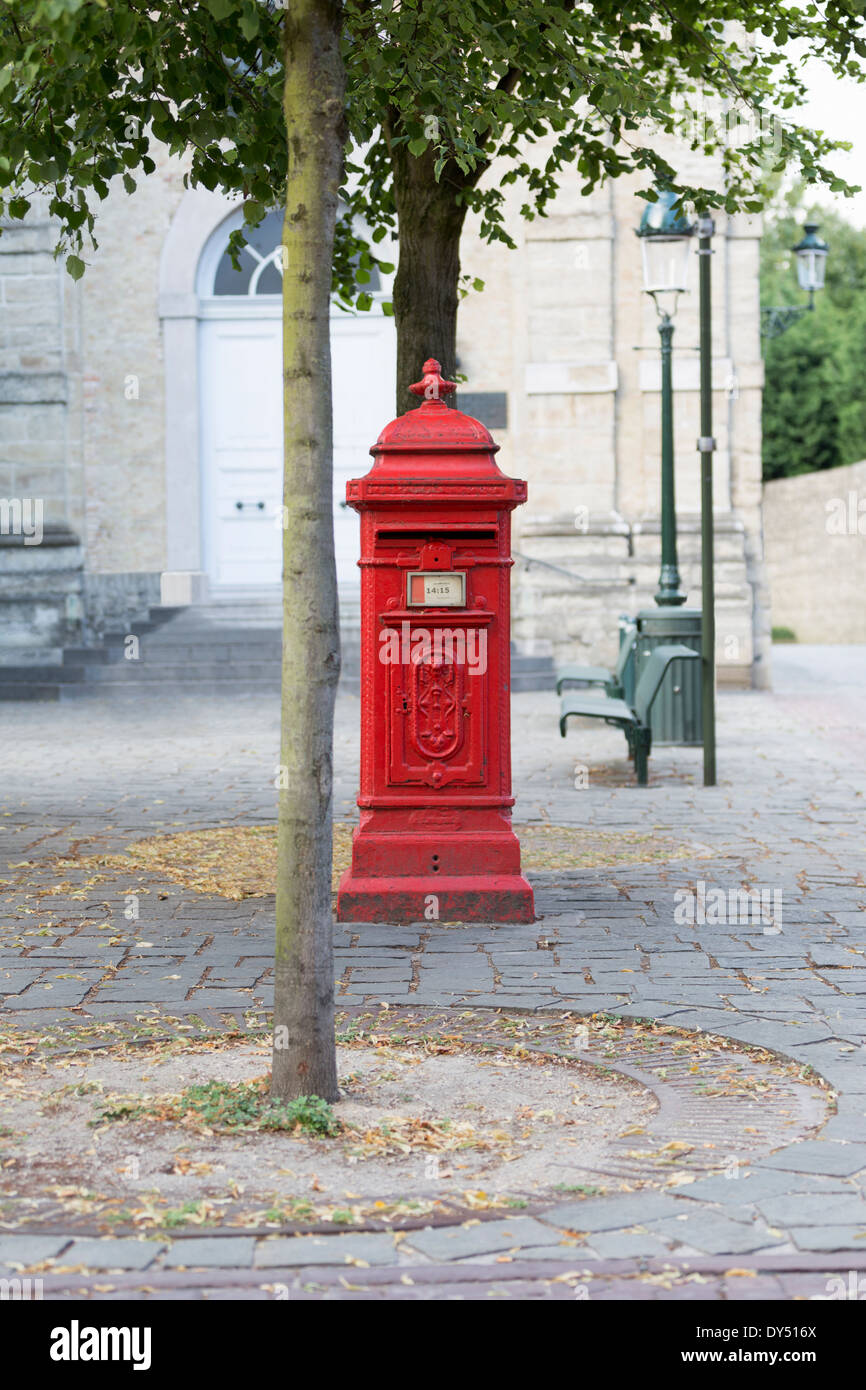 Postbox à Bruges, Belgique Banque D'Images