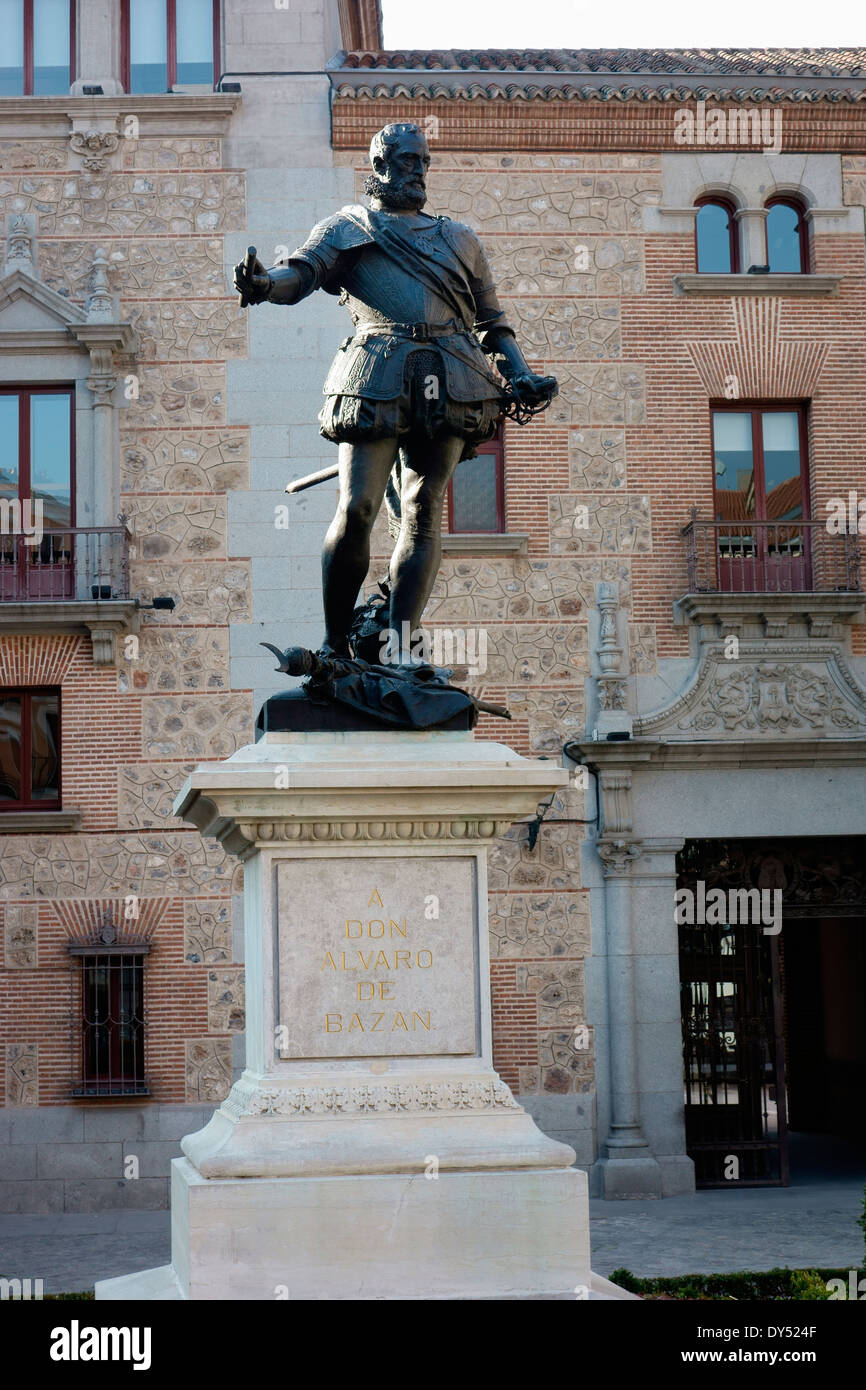 Statue de Don Alvaro De Bazan qui gardaient la Plaza da Vila (Hôtel de Ville) Banque D'Images