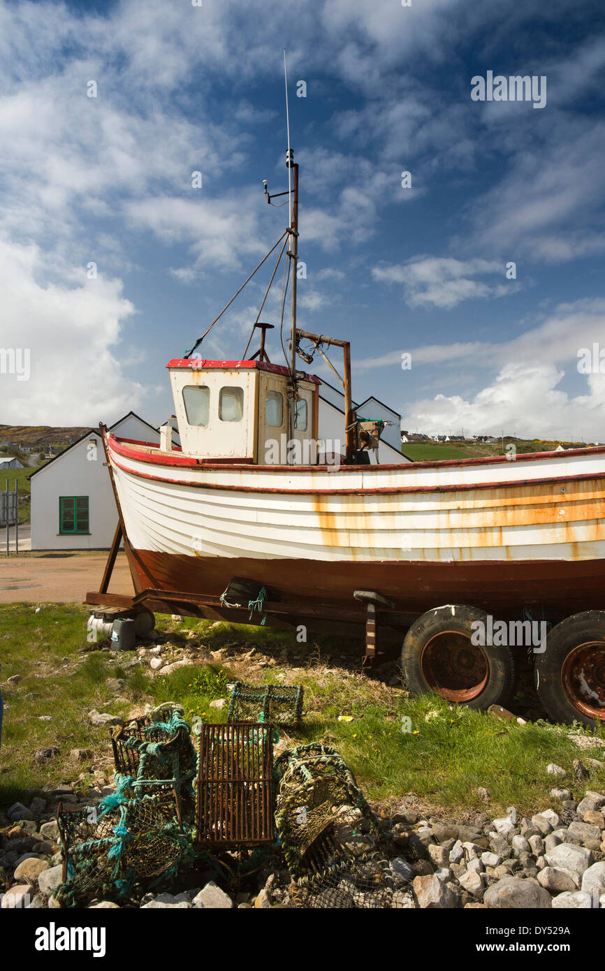 L'Irlande, Co Donegal, Gweedore, Meenaclady Harbour, bateau de pêche sur la remorque Banque D'Images