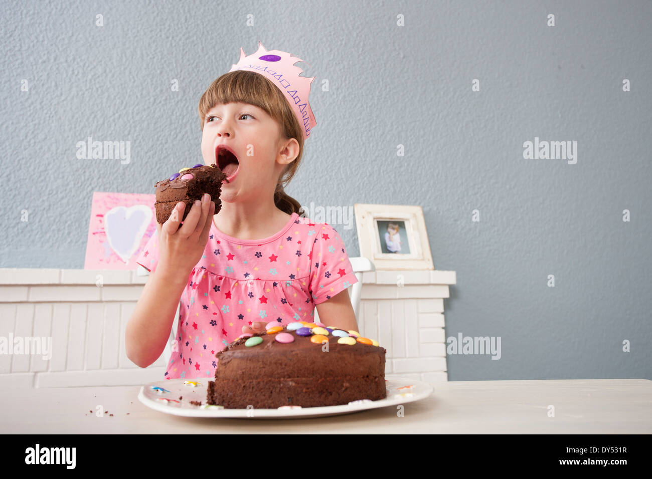 Manger son gâteau d'anniversaire fille Banque D'Images
