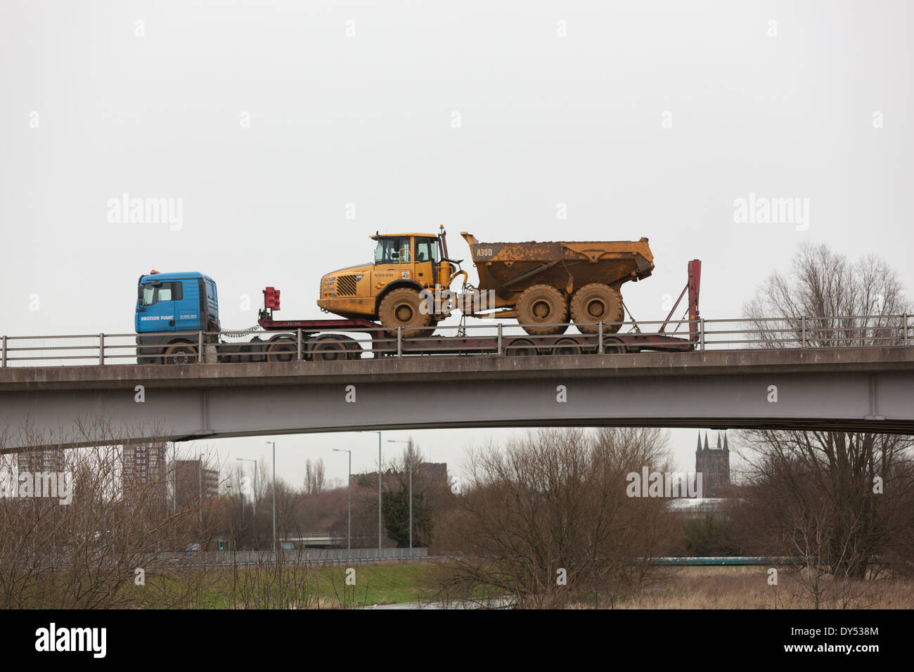 Volvo A30D dump truck transportés sur une. Banque D'Images